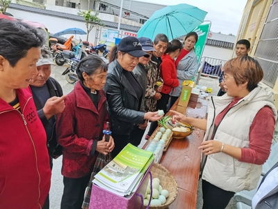 城西乡新时代文明实践所组织开展“全国扶贫日”宣传志愿活动