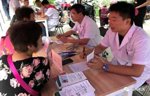 【党员志愿服务】市卫生计生系统开展系列党员志愿服务活动庆祝首个“中国医师节”